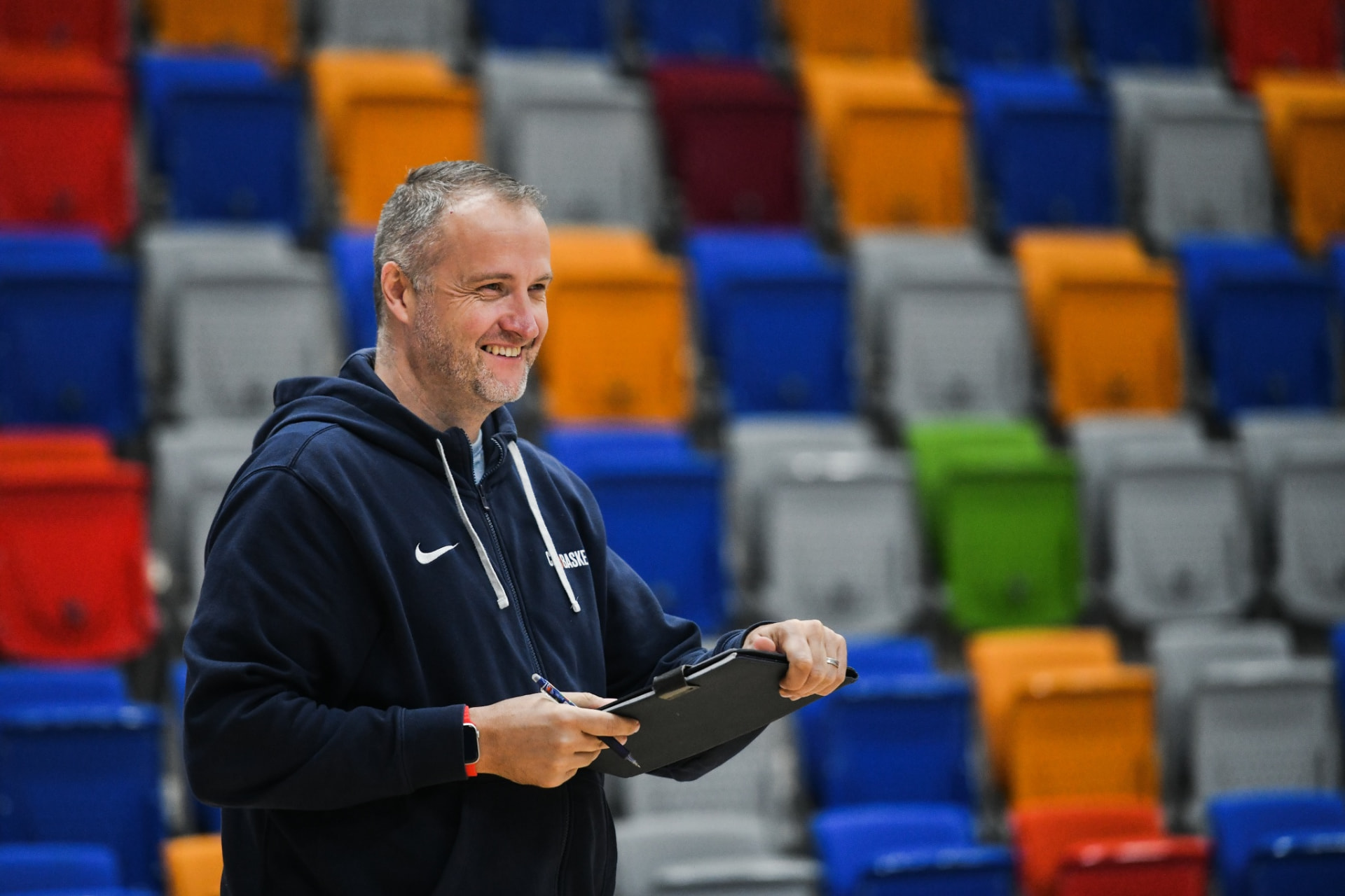 Tomáš Holešovský v basketbalové hale s taktickou tabulí